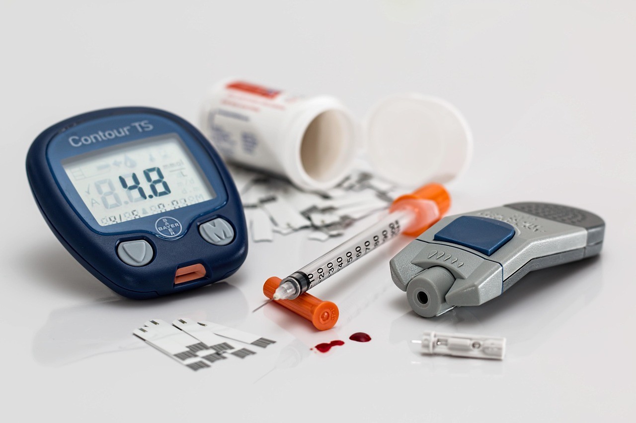 Material de control de la diabetes: glucómetro, tiras reactivas y pluma de insulina