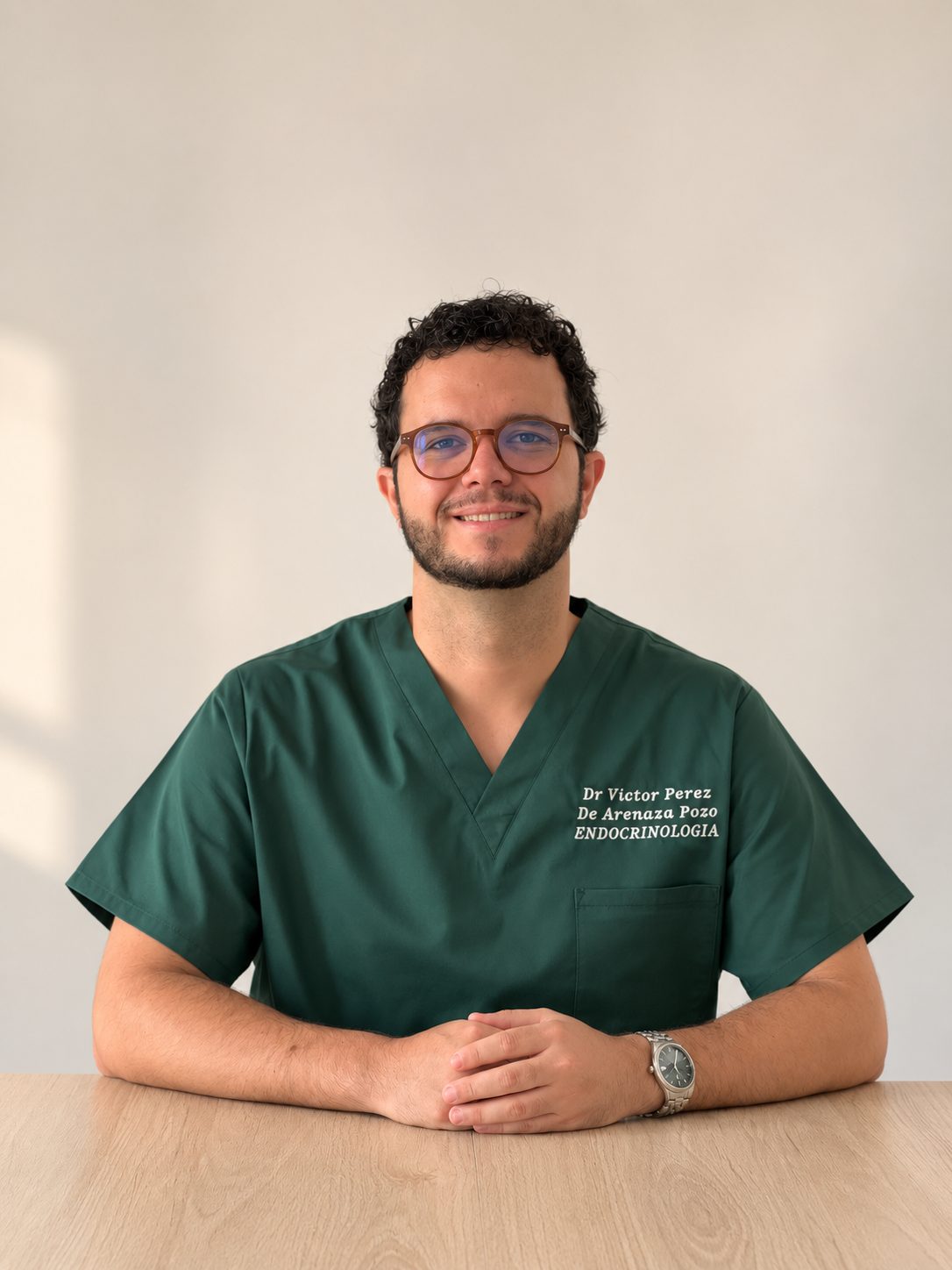 Dr. Víctor Pérez de Arenaza en su consulta